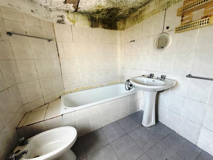 Image No.21-3 Bed House for sale