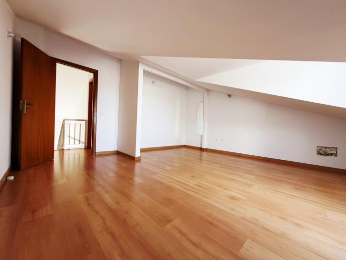 Image No.34-4 Bed House for sale
