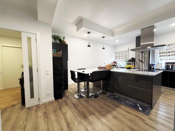 Image No.17-3 Bed Flat for sale