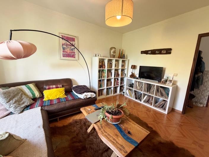 Image No.8-6 Bed House for sale