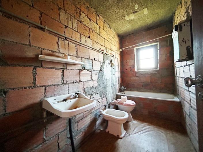 Image No.25-4 Bed Village House for sale