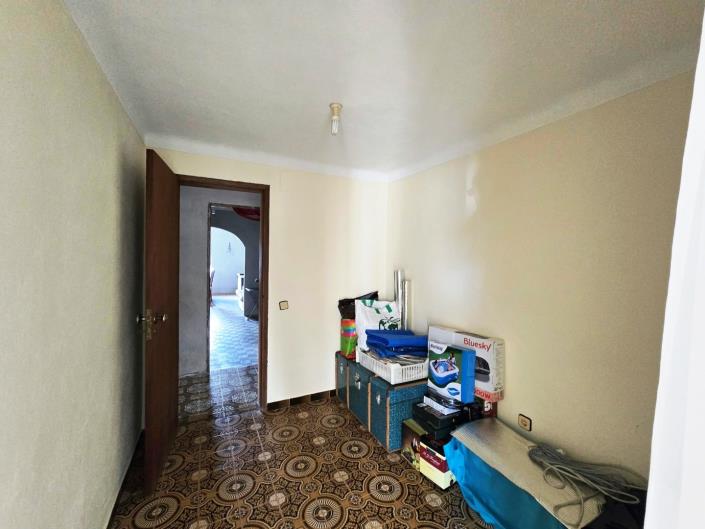 Image No.18-6 Bed House for sale