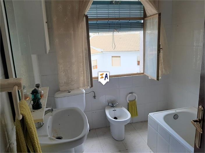 Image No.6-4 Bed House for sale