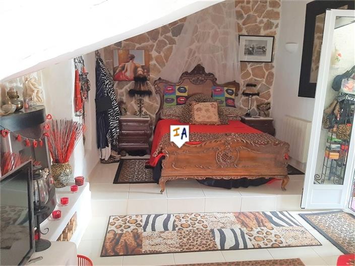 Image No.14-3 Bed House for sale