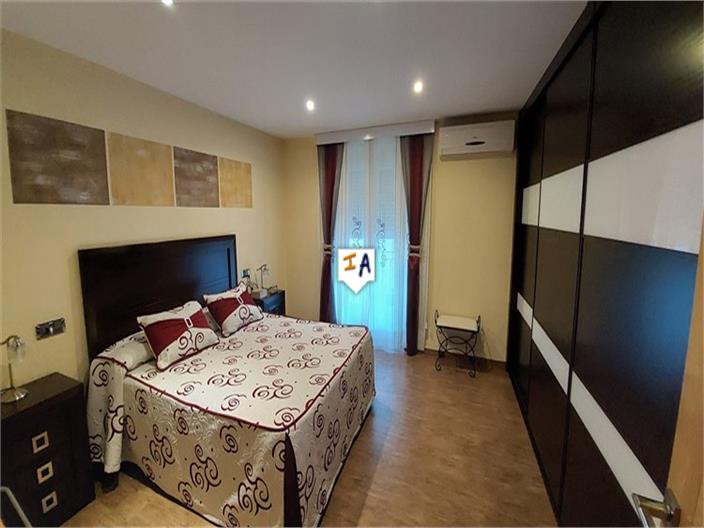 Image No.8-6 Bed House for sale