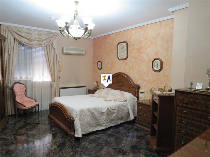 Image No.5-3 Bed Commercial for sale