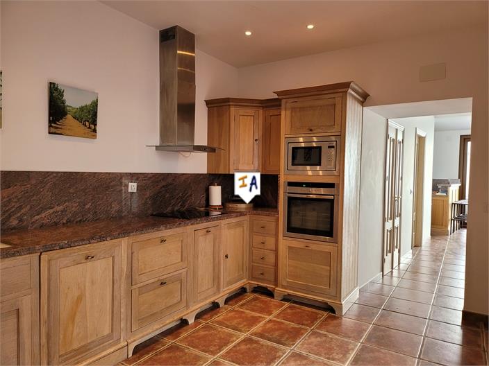 Image No.4-6 Bed House for sale