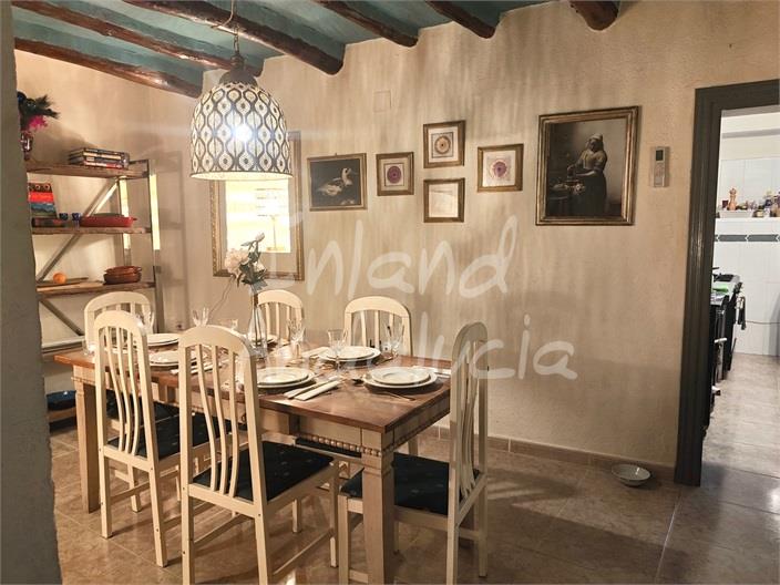 Image No.8-6 Bed House for sale