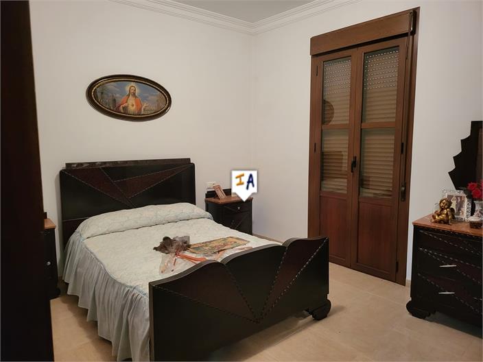 Image No.8-4 Bed House for sale