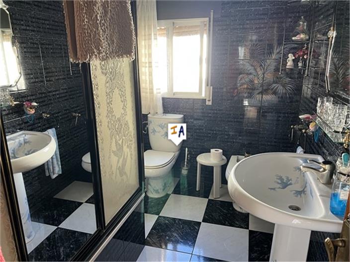 Image No.8-6 Bed House for sale