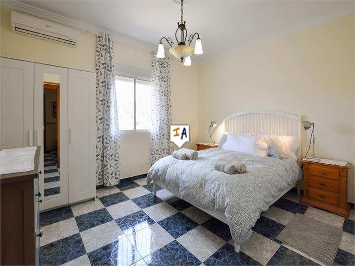 Image No.6-6 Bed House for sale