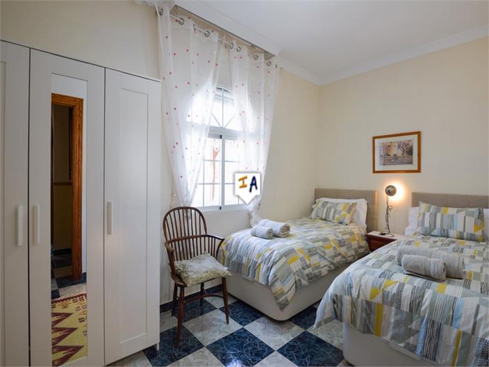 Image No.8-6 Bed House for sale