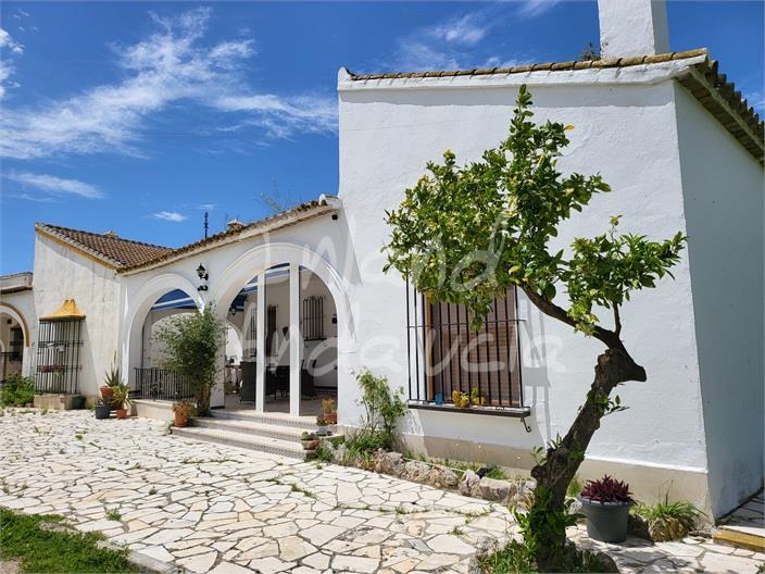 Lora De Estepa, Villa