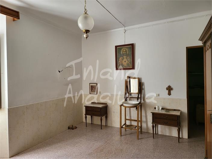 Image No.17-4 Bed Farmhouse for sale