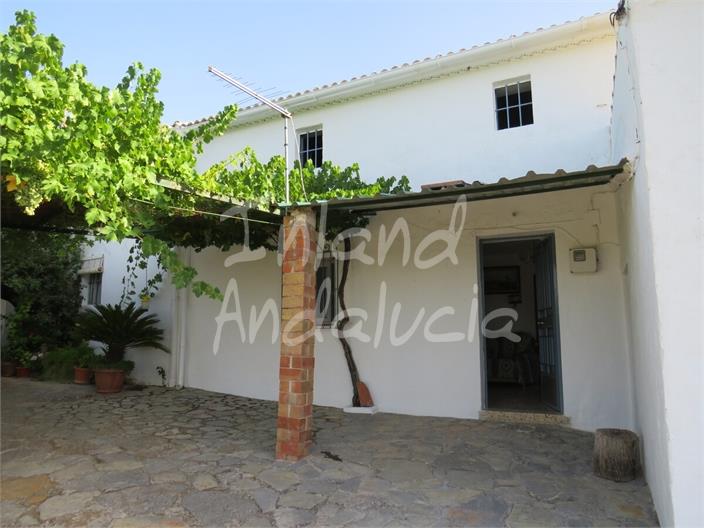 Castillo de Locub&#237;n, Farmhouse
