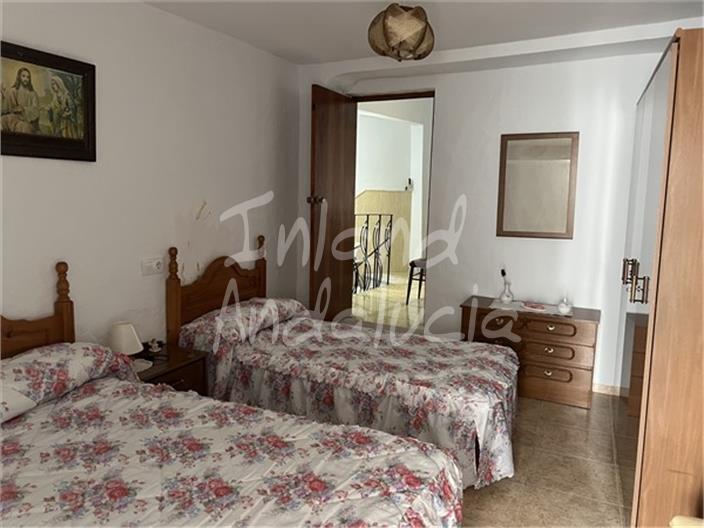 Image No.9-2 Bed House for sale