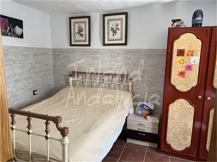 Image No.8-5 Bed House for sale