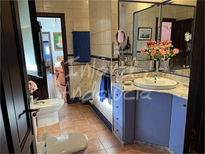 Image No.8-5 Bed House for sale