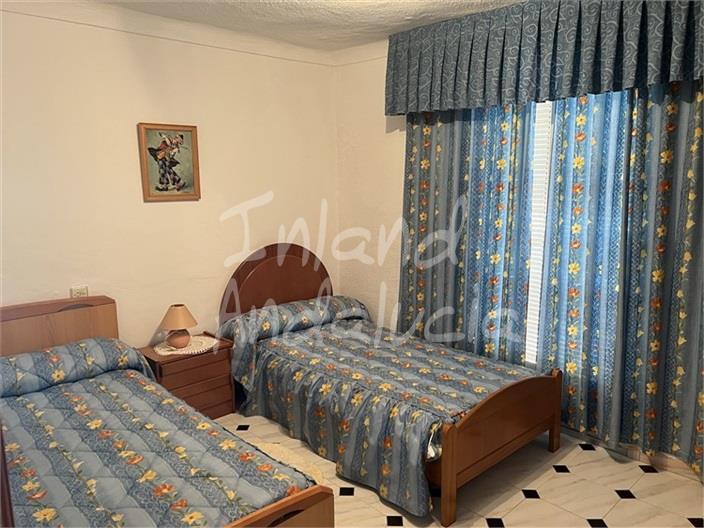 Image No.8-4 Bed House for sale