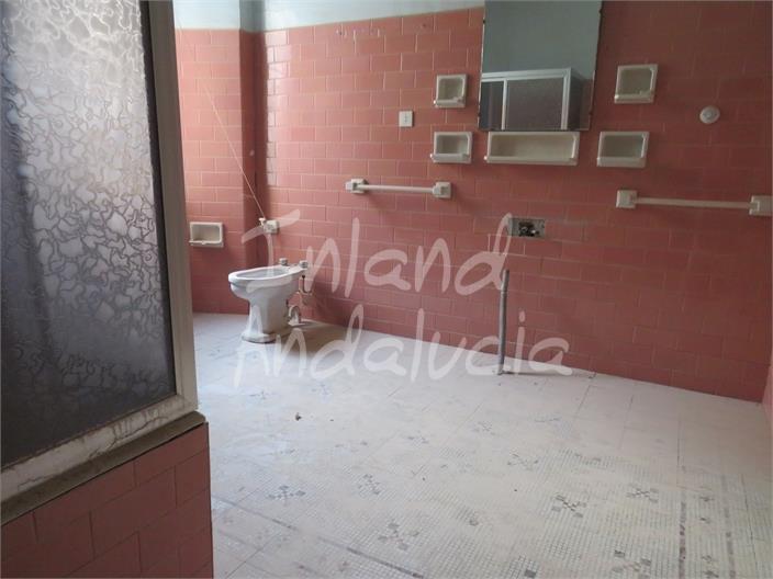 Image No.8-10 Bed House for sale