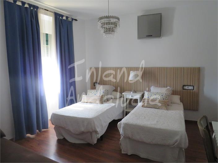 Image No.12-5 Bed Commercial for sale