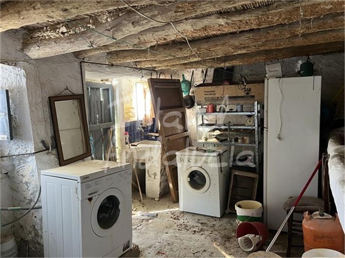 Image No.17-5 Bed Farmhouse for sale