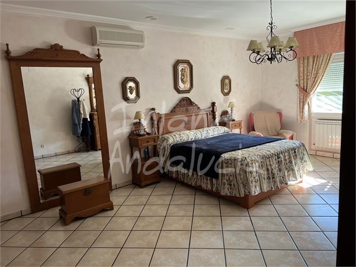 Image No.7-4 Bed House for sale