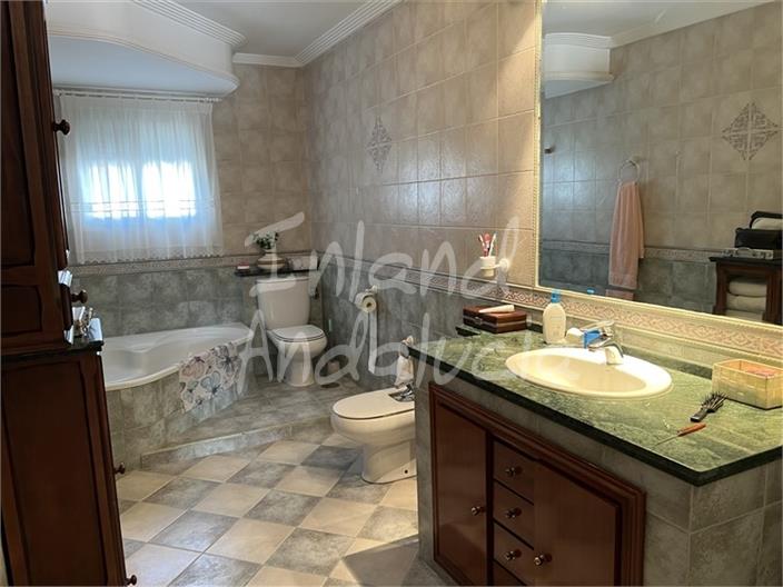 Image No.8-4 Bed House for sale