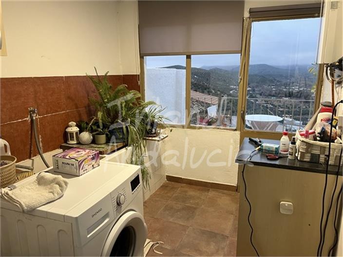 Image No.6-8 Bed House for sale