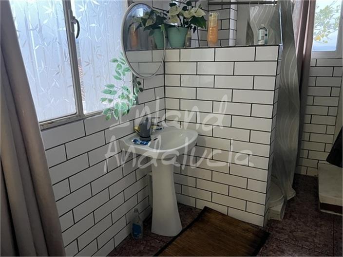 Image No.8-8 Bed House for sale