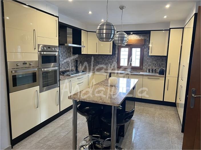 Image No.4-6 Bed House for sale