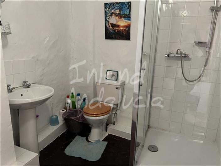 Image No.8-2 Bed House for sale