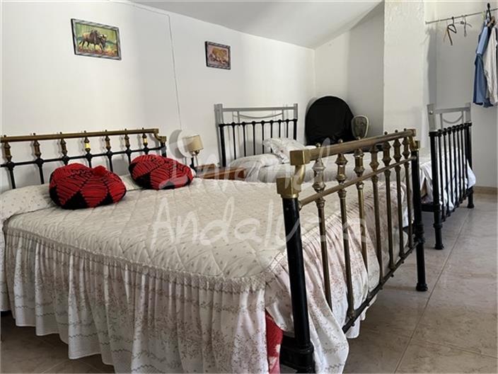 Image No.7-5 Bed House for sale