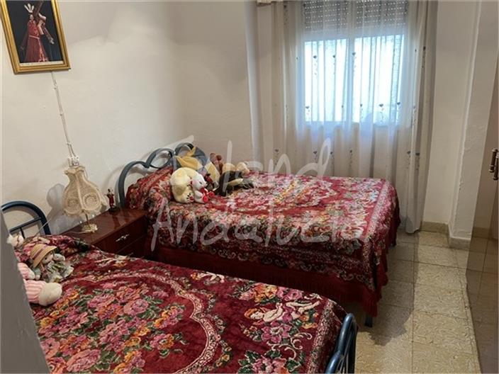 Image No.8-5 Bed House for sale