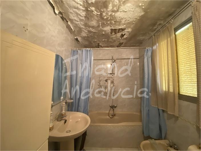 Image No.11-2 Bed House for sale