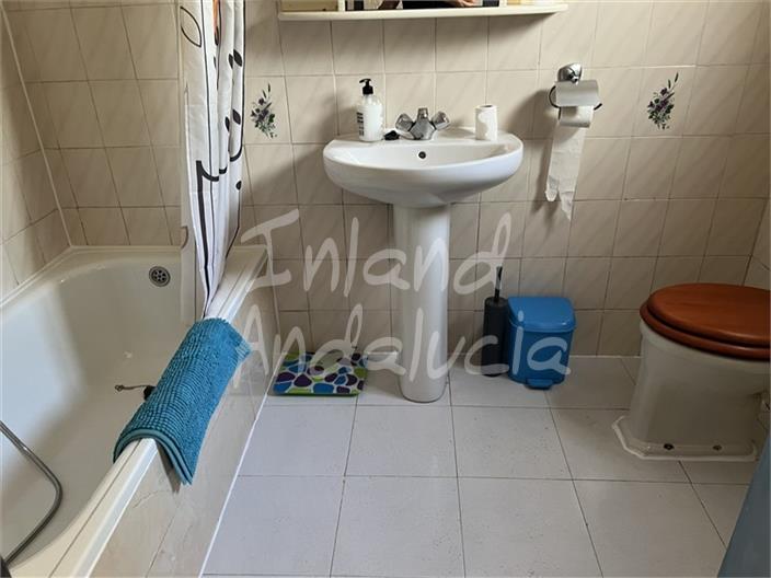 Image No.11-3 Bed House for sale