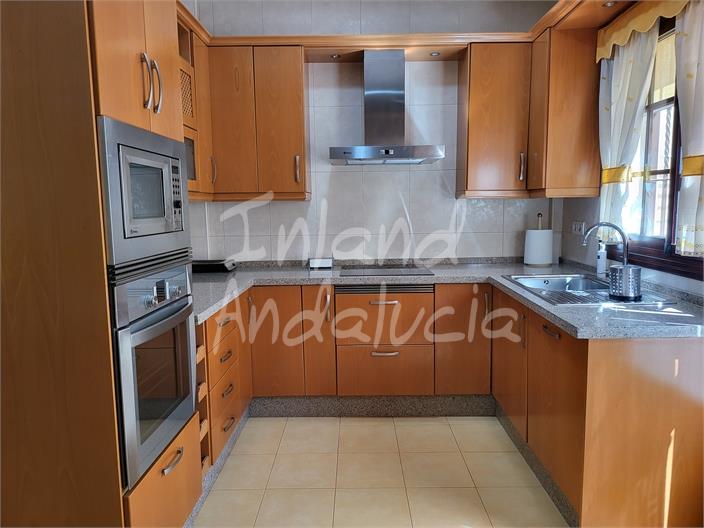 Image No.8-4 Bed House for sale