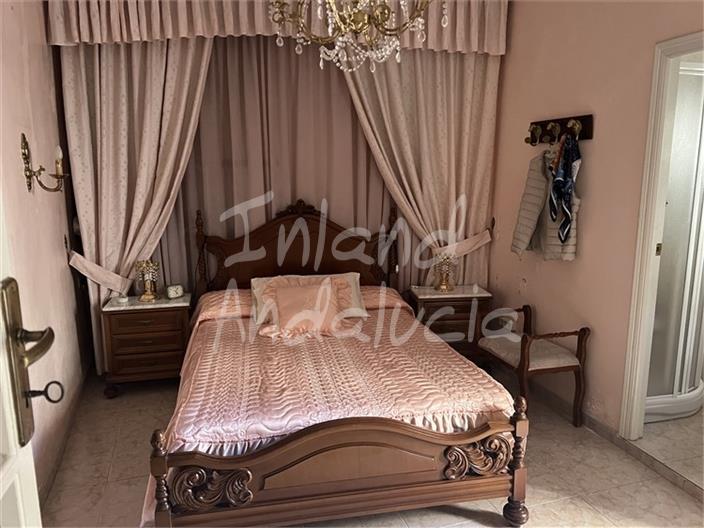 Image No.6-10 Bed House for sale