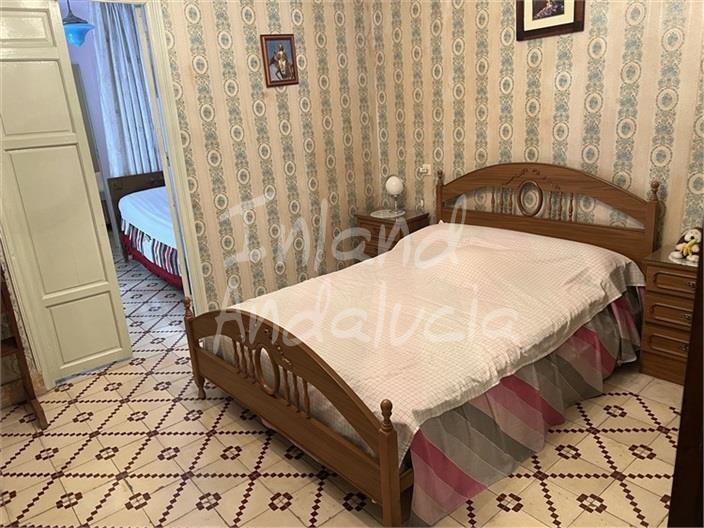 Image No.8-10 Bed House for sale