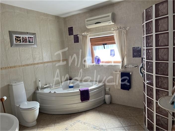 Image No.10-4 Bed House for sale