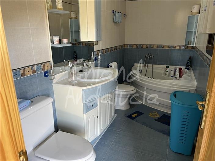 Image No.8-5 Bed House for sale