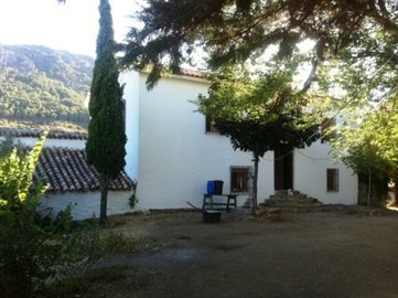 4 Bed Country Property for sale