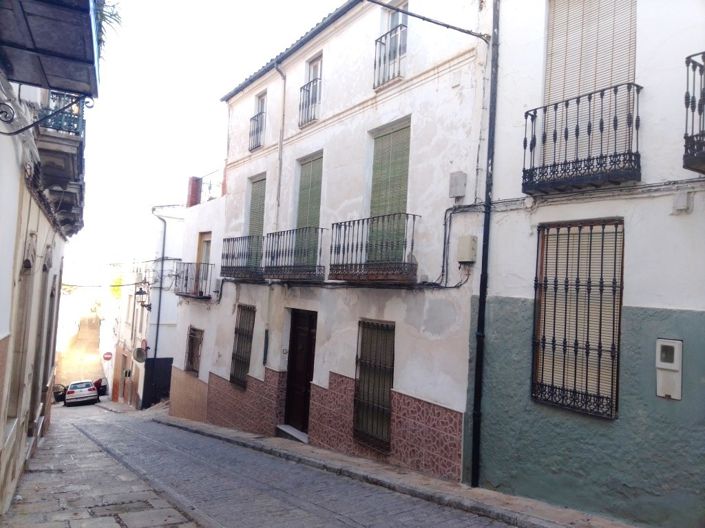 Image No.1-8 Bed Townhouse for sale