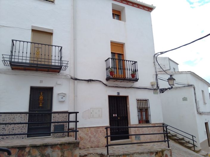 Image No.14-3 Bed Townhouse for sale