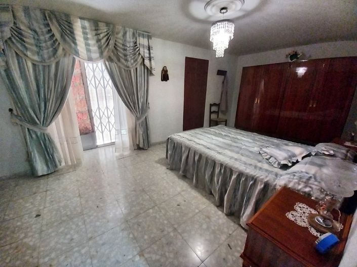 Image No.15-4 Bed Townhouse for sale