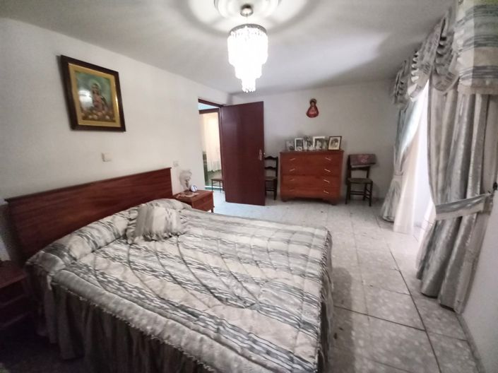 Image No.16-4 Bed Townhouse for sale