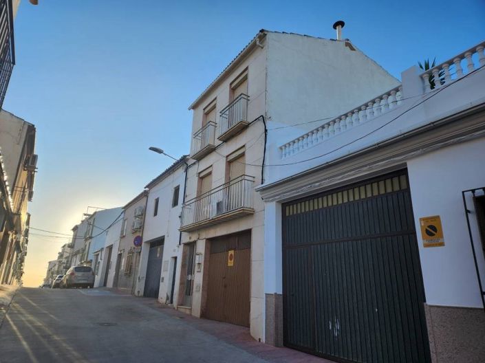 Image No.15-4 Bed Townhouse for sale