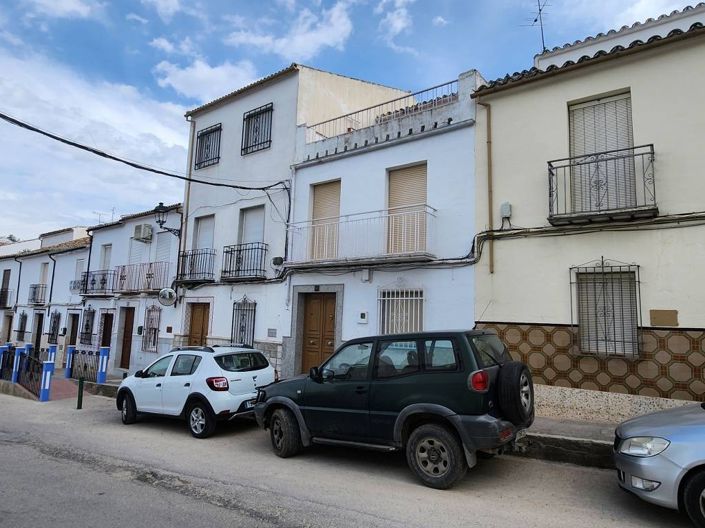 Image No.1-8 Bed Townhouse for sale