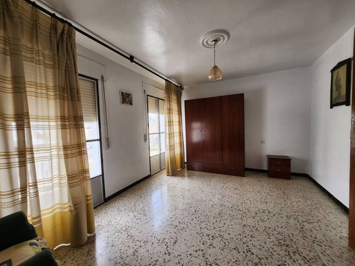 Image No.12-8 Bed Townhouse for sale