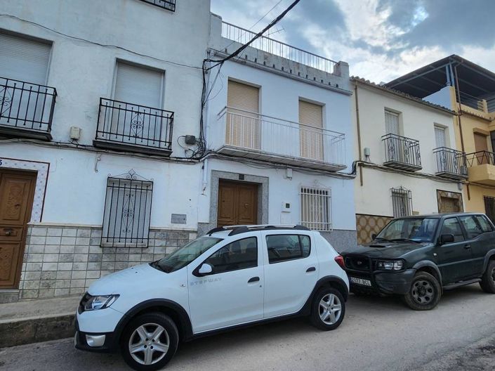 Image No.14-8 Bed Townhouse for sale